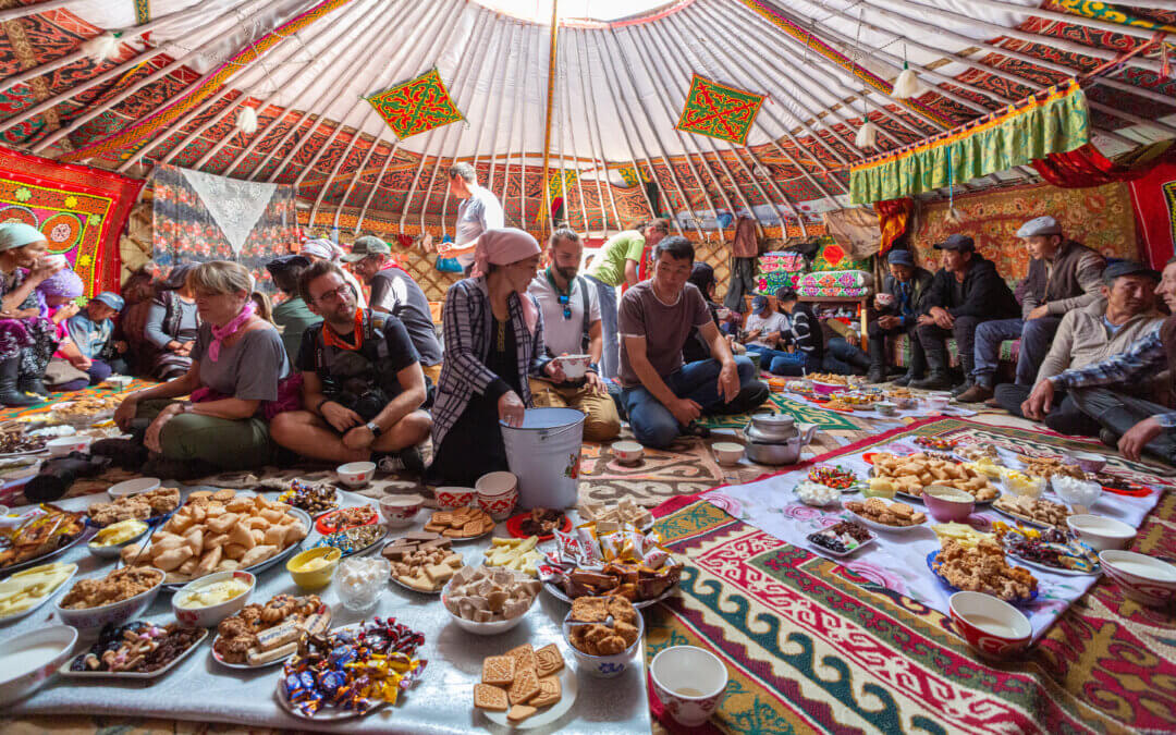 repas traditionnel dans une yourte traditionnelle